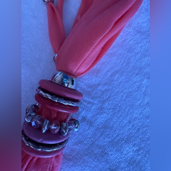 CORAL LARGE CRYSTAL HEART JEWEL SCARF - Picture 6 of 10